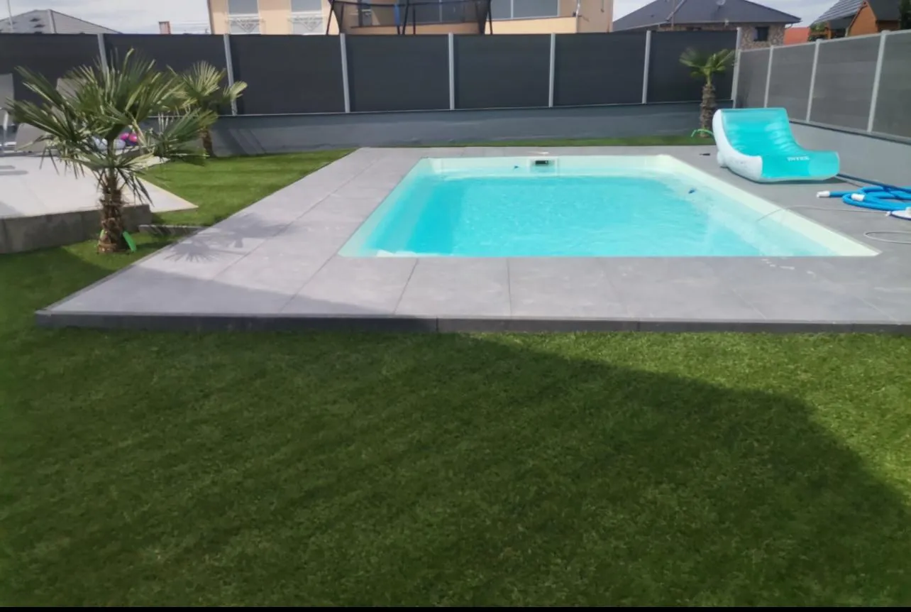Poolumrandung & Kunstrasen