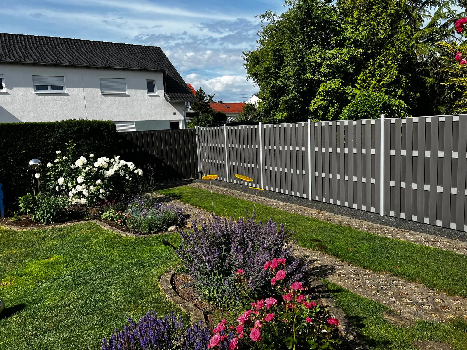Sichtschutzzaun (WPC) · Gartenweg