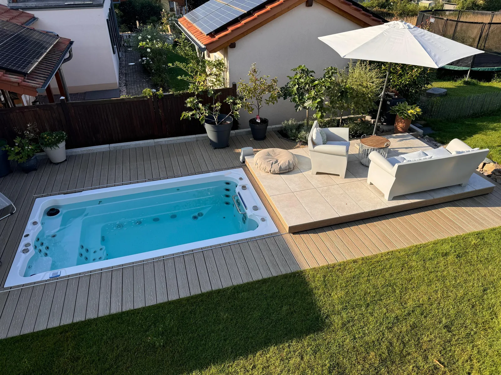 Pool mit Lounge-Ecke & WPC-Terrasse