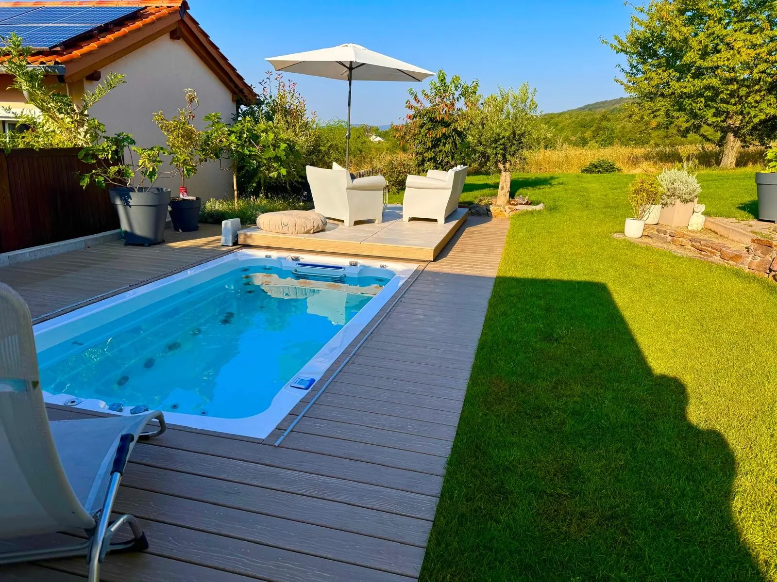 Poolbereich mit Sonnendeck & Rasenfläche