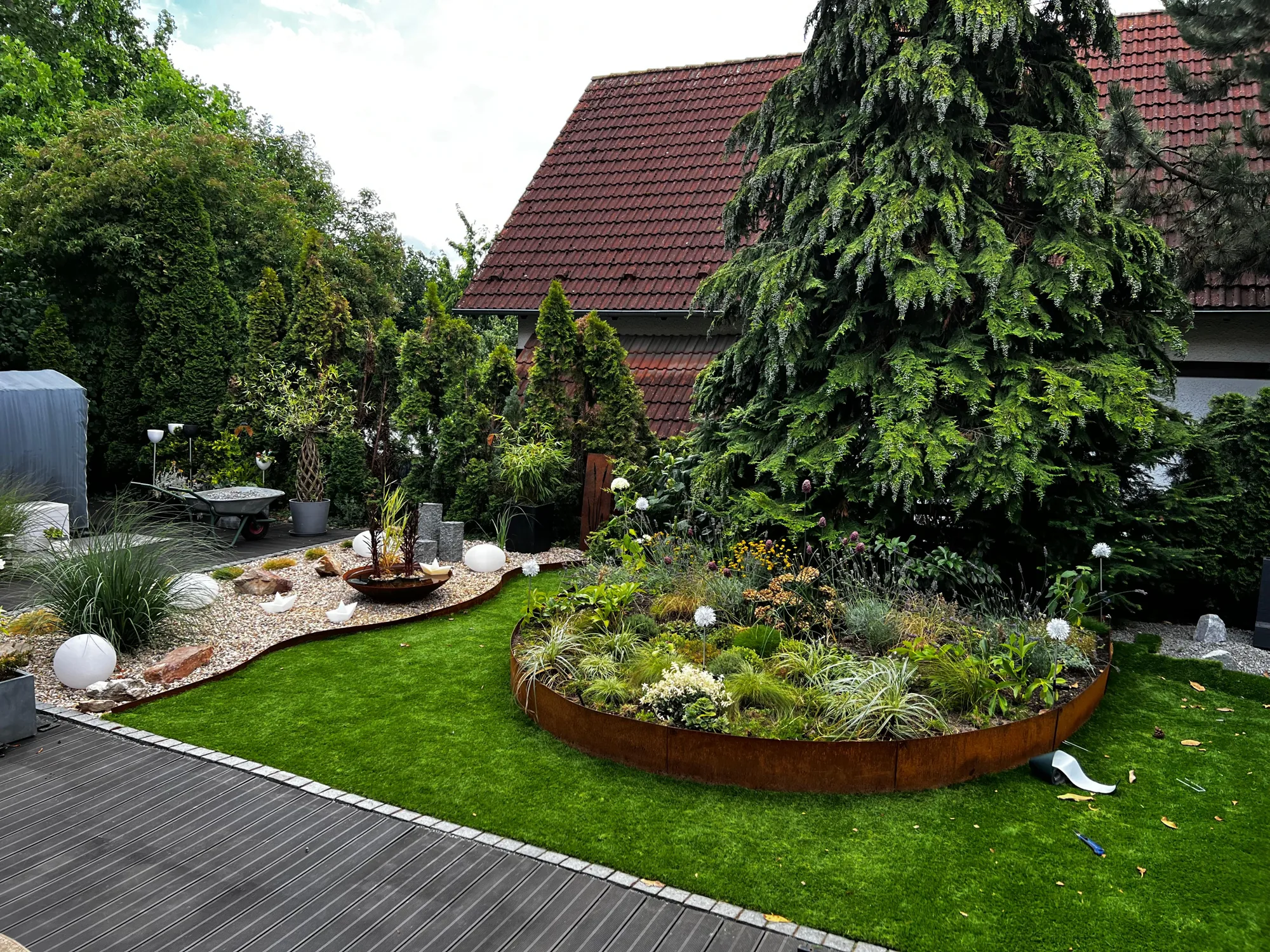 Gartengestaltung mit Cortenstahl-Beet · Rollrasen